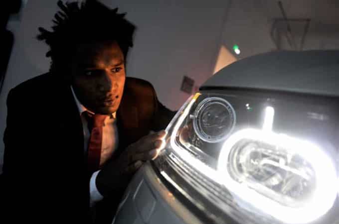 Benjamin Fall illuminé par les phares du Range Rover Evoque