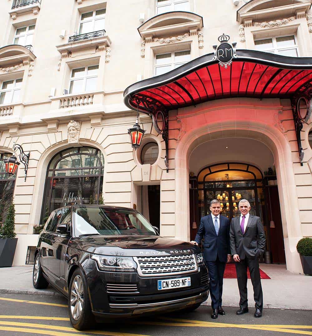 Marc Luini et Omer Acar devant l'hôtel Royal Monceau, un véhicule Land Rover à leurs côtés
